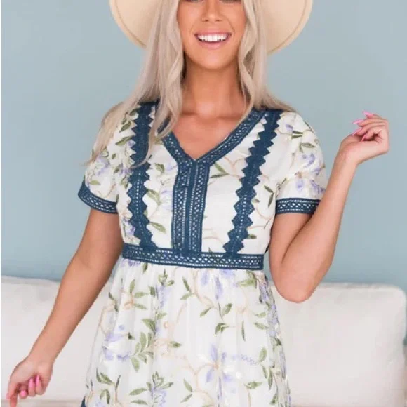 The Claudia Dress - Picture 2 of 9